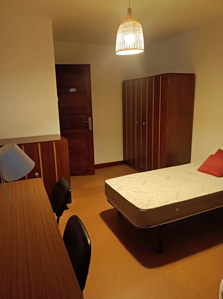 Rua de Nove de Abril 374, 1º Dto - Quarto 2A e B